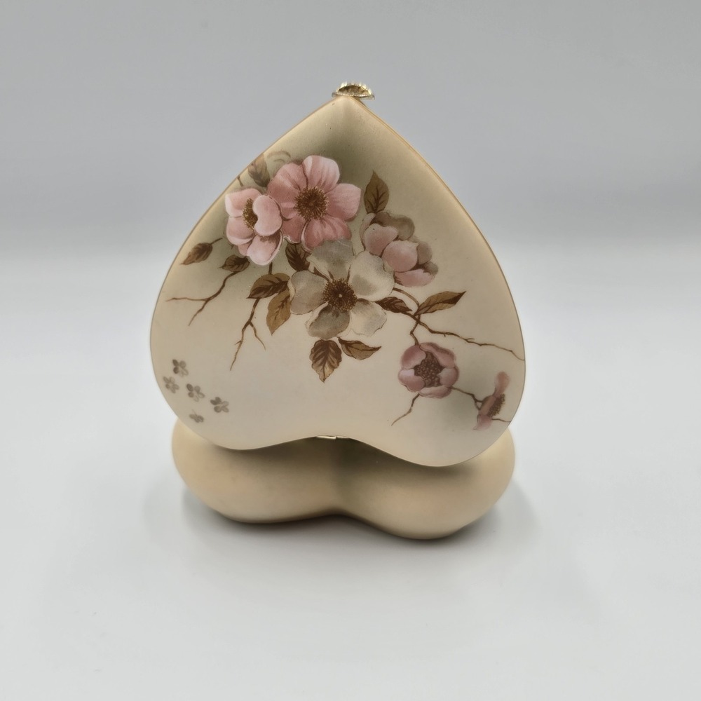 Victorian Garden Heart Trinket Box Dogwood Floral Hinged Porcelain Hummelwerk - Picture 7 of 13